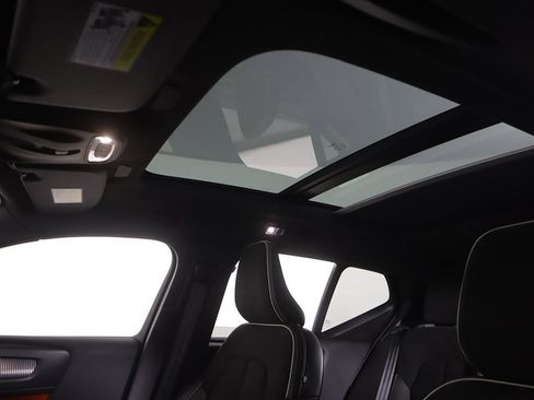 Used 2021 Volvo XC40 T5 R-Design image 21