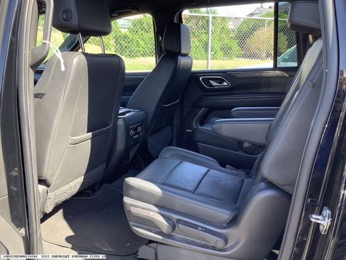 Used 2022 Chevrolet Suburban LT w/ Luxury Package image 9