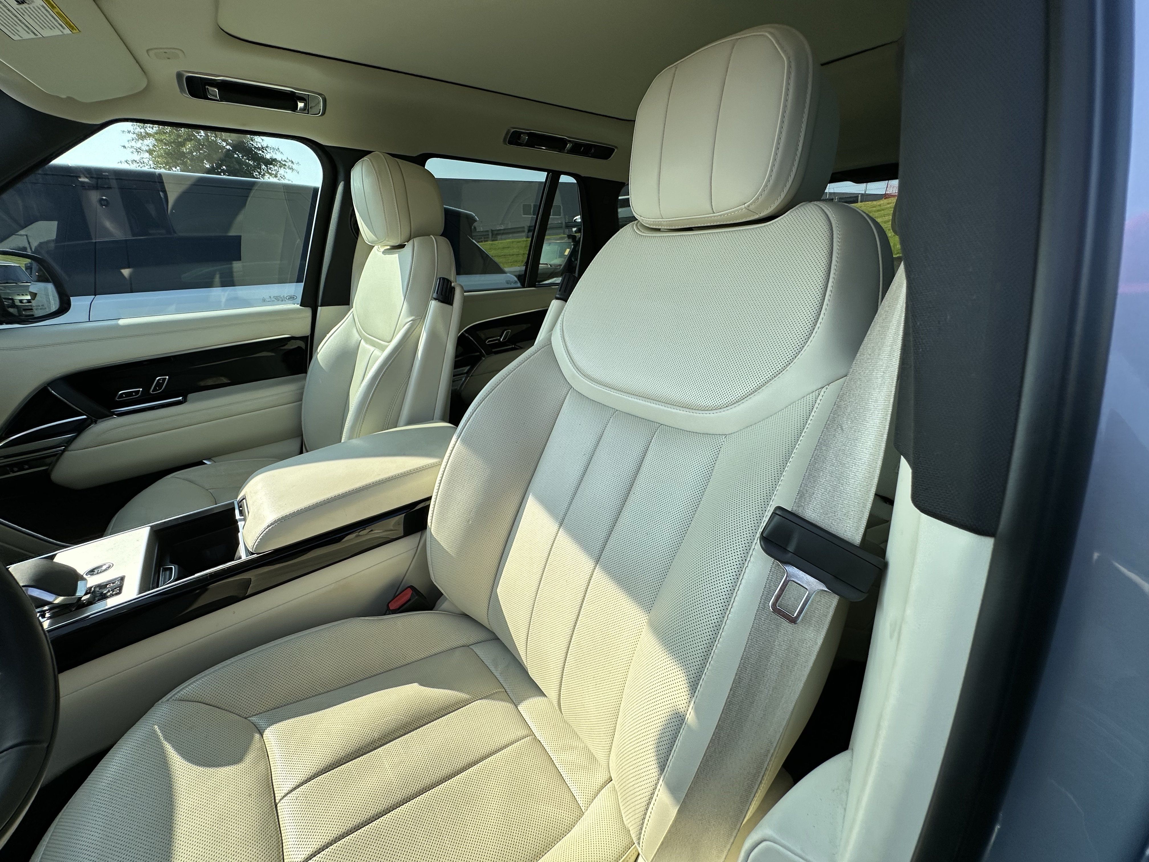 Certified 2025 Land Rover Range Rover SE AWD/4WD image 17
