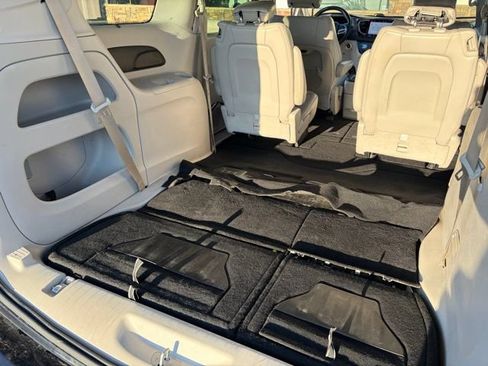 Used 2021 Chrysler Pacifica Touring-L FWD image 23