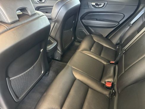 Used 2021 Volvo XC60 T5 Momentum w/ Premium Package AWD/4WD image 11