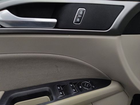 Used 2019 Ford Fusion SE image 27