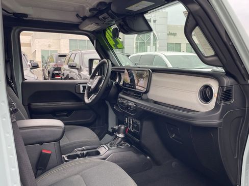 Used 2024 Jeep Wrangler Unlimited Sahara image 20