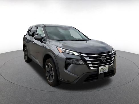 Used 2025 Nissan Rogue SV image 3