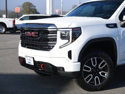 Used 2024 GMC Sierra 1500 AT4 w/ Technology Package image 5