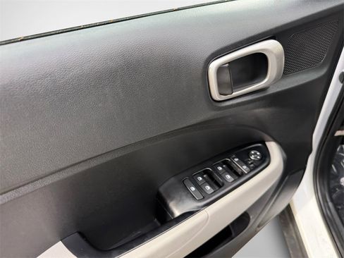 Used 2022 Hyundai Venue SEL image 14