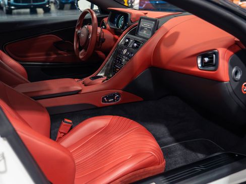 Used 2018 Aston Martin DB11 V12 RWD image 21
