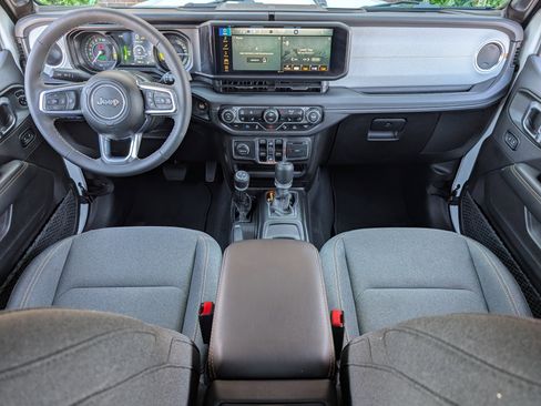 Used 2025 Jeep Wrangler Sahara w/ Safety Group image 22