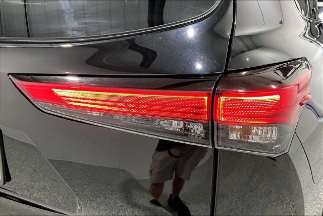 Used 2020 Toyota Highlander XLE AWD/4WD image 29