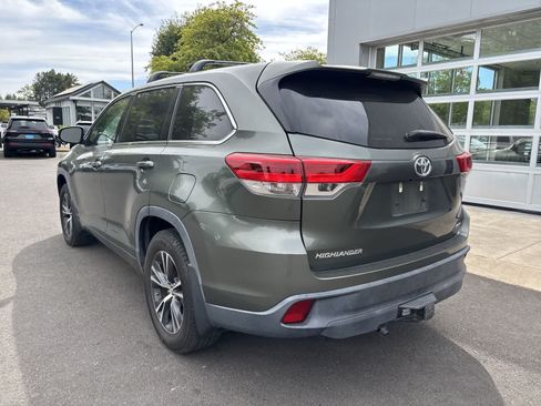 Used 2017 Toyota Highlander LE AWD/4WD image 2
