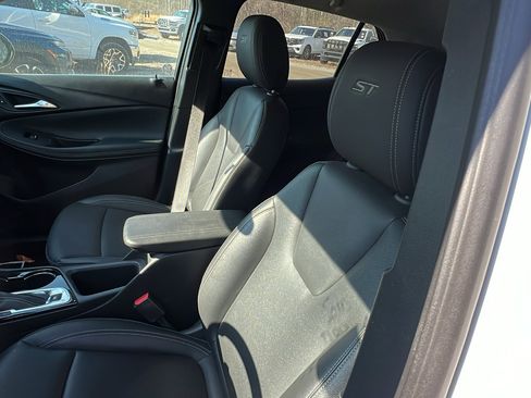 Used 2024 Buick Encore GX Sport Touring image 17