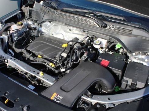 Used 2025 Chevrolet Trax LT w/ LT Convenience Package image 10