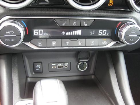 Used 2024 Nissan Sentra SR w/ SR Premium Package FWD image 19