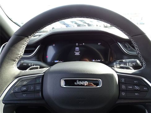 Used 2025 Jeep Grand Cherokee L Altitude image 37