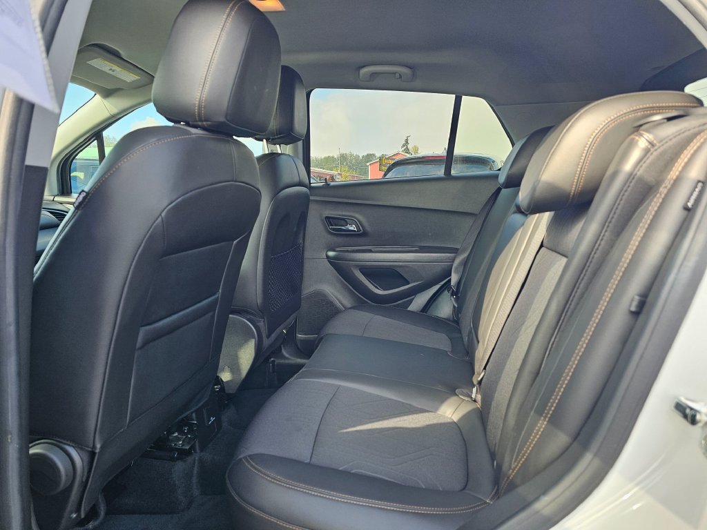 Used 2020 Chevrolet Trax LT w/ LT Convenience Package AWD/4WD image 17