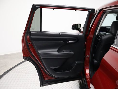 Certified 2023 Toyota Highlander XLE image 21