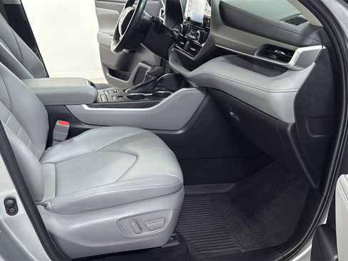 Used 2022 Toyota Highlander XLE image 19
