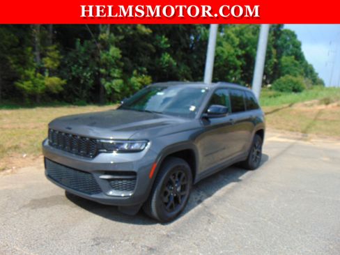 Certified 2024 Jeep Grand Cherokee Altitude RWD image 8