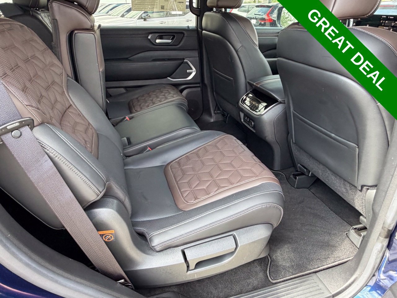 Used 2025 Nissan Armada Platinum w/ Convenience Package RWD image 46