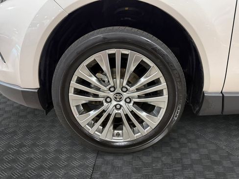 Used 2022 Toyota Venza XLE image 15