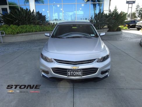 Used 2018 Chevrolet Malibu LT FWD image 2