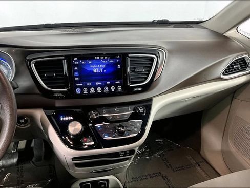 Used 2017 Chrysler Pacifica Touring Plus FWD image 10