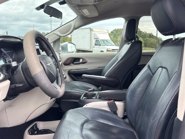 Used 2018 Chrysler Pacifica Touring-L FWD image 18