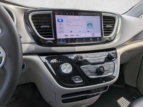 Used 2022 Chrysler Pacifica Touring-L FWD image 14