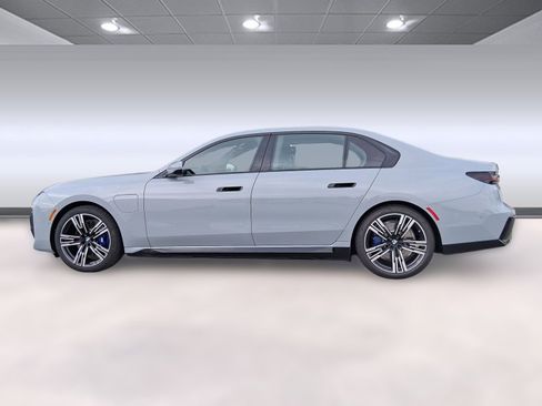 New 2026 BMW 750e xDrive image 2