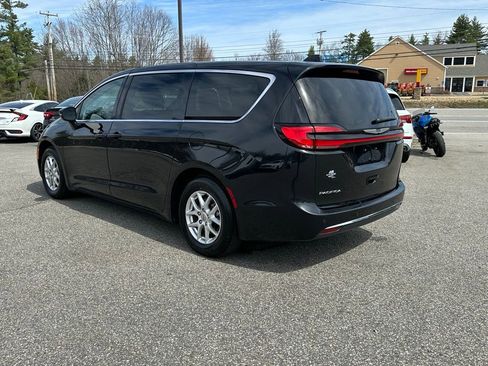 Used 2023 Chrysler Pacifica Touring-L FWD image 3