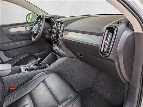 Used 2022 Volvo XC40 T4 Momentum FWD image 19