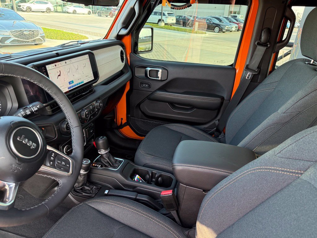 Used 2025 Jeep Wrangler Unlimited Sahara AWD/4WD image 30