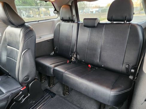 Used 2015 Toyota Sienna SE image 25
