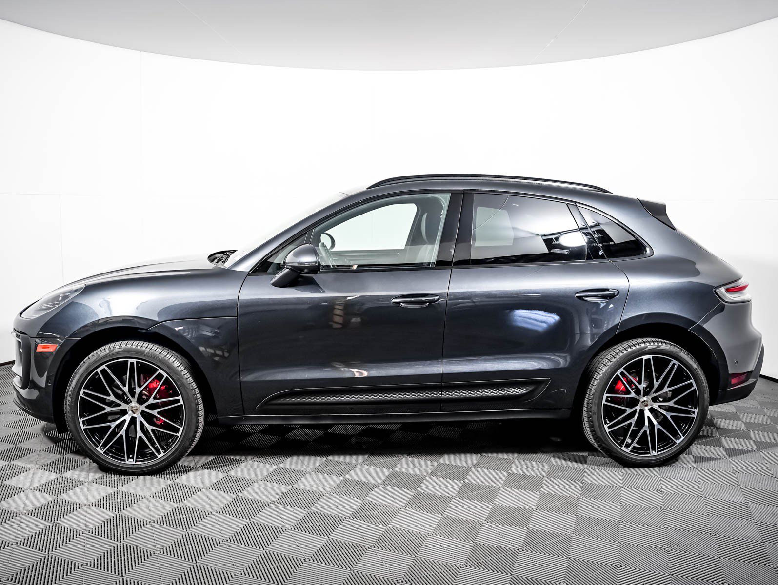 Certified 2023 Porsche Macan S AWD/4WD image 2