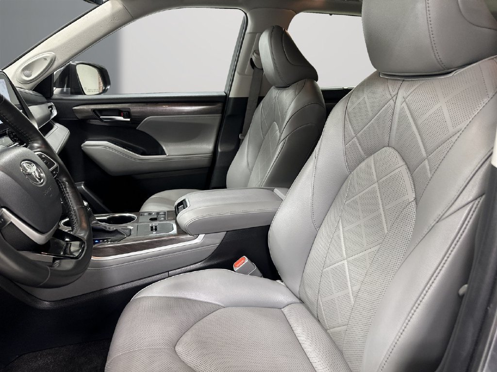 Used 2024 Toyota Highlander Platinum FWD image 14