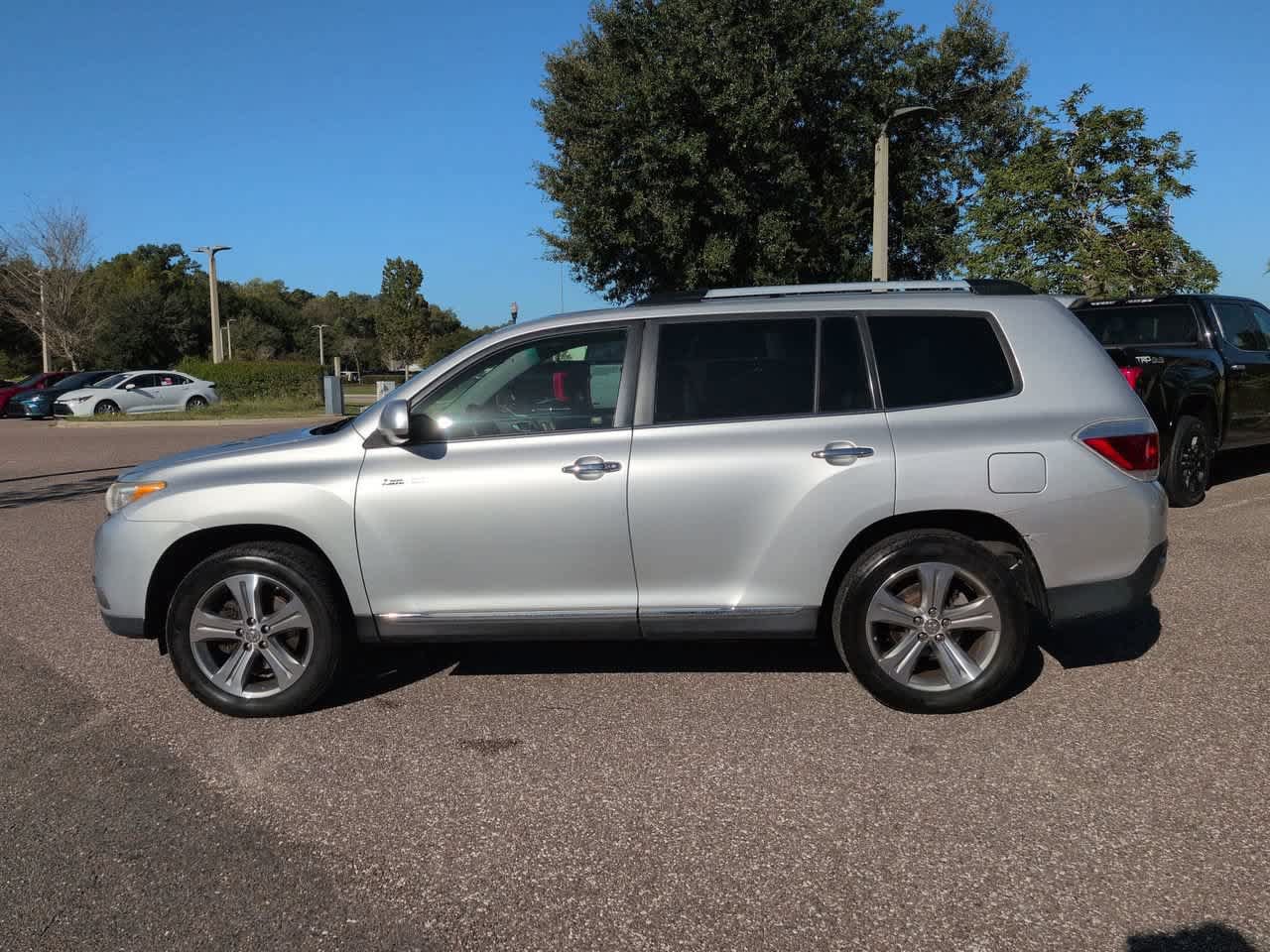 Used 2011 Toyota Highlander Limited w/ Tow Pkg AWD/4WD image 3