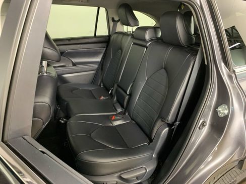 Used 2024 Toyota Highlander XLE AWD/4WD image 34
