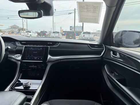 Used 2023 Jeep Grand Cherokee L Laredo image 16