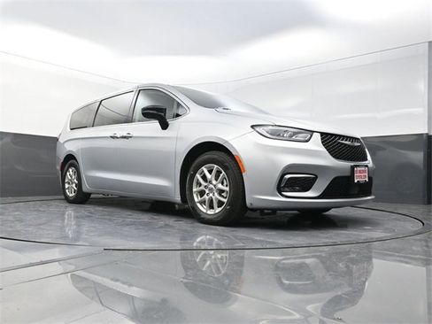 Used 2024 Chrysler Pacifica Touring-L image 25