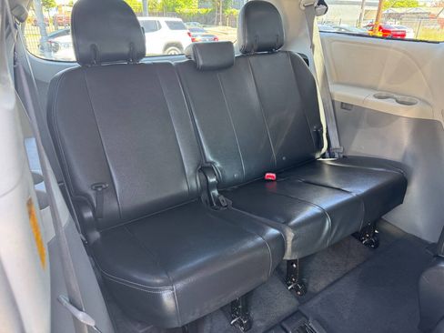 Used 2014 Toyota Sienna SE FWD image 15