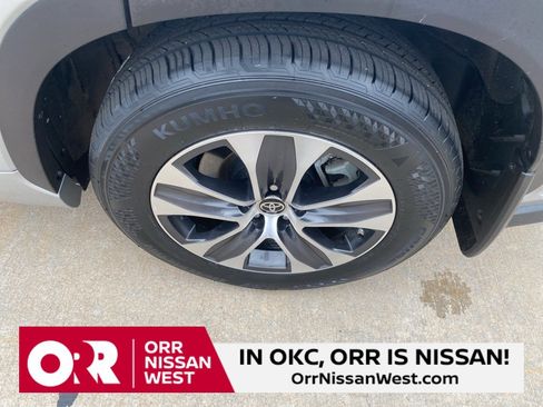 Used 2023 Toyota Highlander XLE image 9