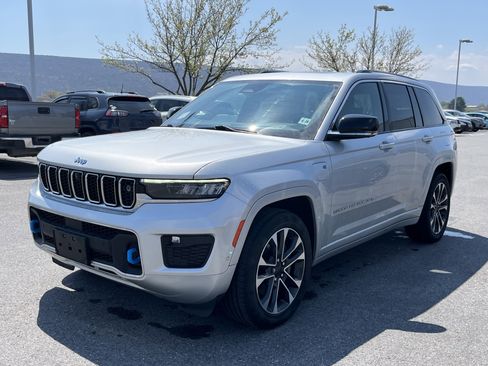 Used 2023 Jeep Grand Cherokee Overland w/ Advanced Protech Group III image 9