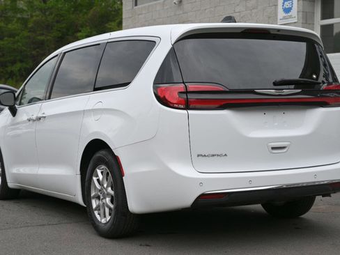 Used 2024 Chrysler Pacifica Touring-L FWD image 3