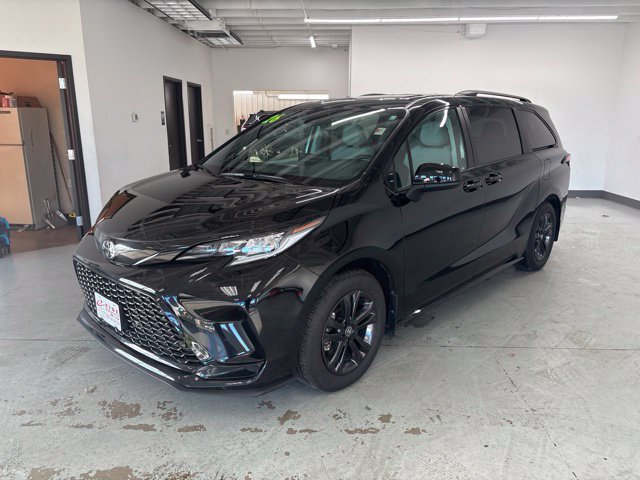 Used 2026 Toyota Sienna AWD image 3
