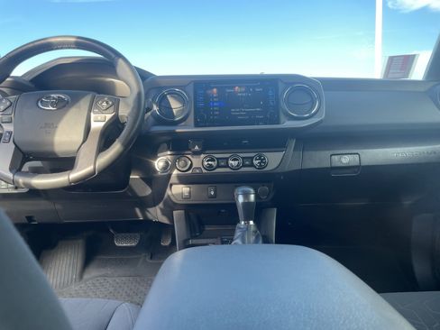 Used 2017 Toyota Tacoma TRD Sport w/ Tow Package (A/T) image 14