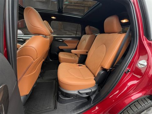 Used 2024 Toyota Highlander Platinum image 14