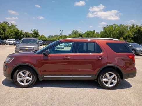 Used 2018 Ford Explorer XLT FWD image 2