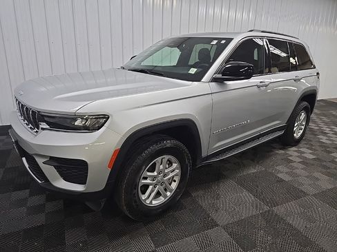Used 2025 Jeep Grand Cherokee Laredo w/ Luxury Tech Group I AWD/4WD image 8