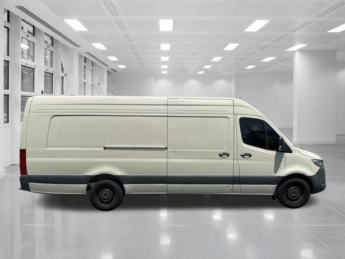 Used 2024 Mercedes-Benz Sprinter 2500 image 4