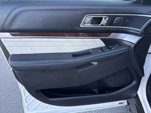Used 2016 Ford Explorer Platinum image 16